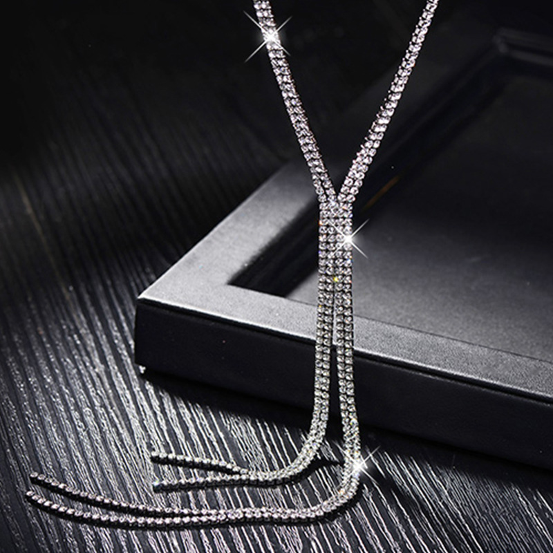 Venta directa de fábrica 2020 europeo y americano simple diamante completo brillante collar ropa mujer accesorios larga borla suéter cadena al por mayor