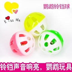 オウムのおもちゃのボールの鳥用品のオウムはおもちゃのボールのペットの鳥の足元をかじります/足をつかんで/足のおもちゃをつかみます
