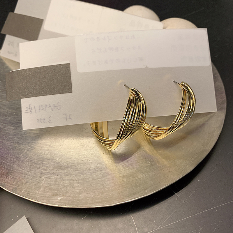 Pendientes exagerados de aguja de plata 925 pendientes geométricos de superficie retorcida nuevos pendientes de estilo pendientes de temperamento rojo neto de moda para mujeres al por mayor