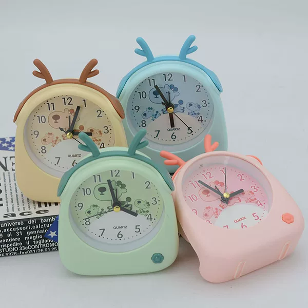 Cute giraffe cartoon alarm clock clock wholesale daily necessities 10 yuan store supply student wake-up clock