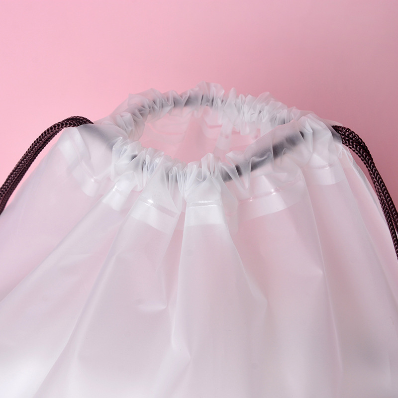 Bolsa de almacenamiento con cordón de oso PE con cordón impermeable bolsa de viaje translúcido simple bolsa de polvo en stock al por mayor