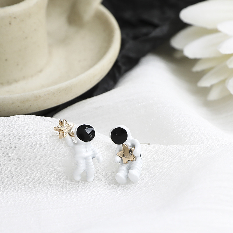 S925 Silver Needle South Korea Asymmetric Personality Star-picking Astronaut Earrings Girls Simple Cute Fun Ear Clip