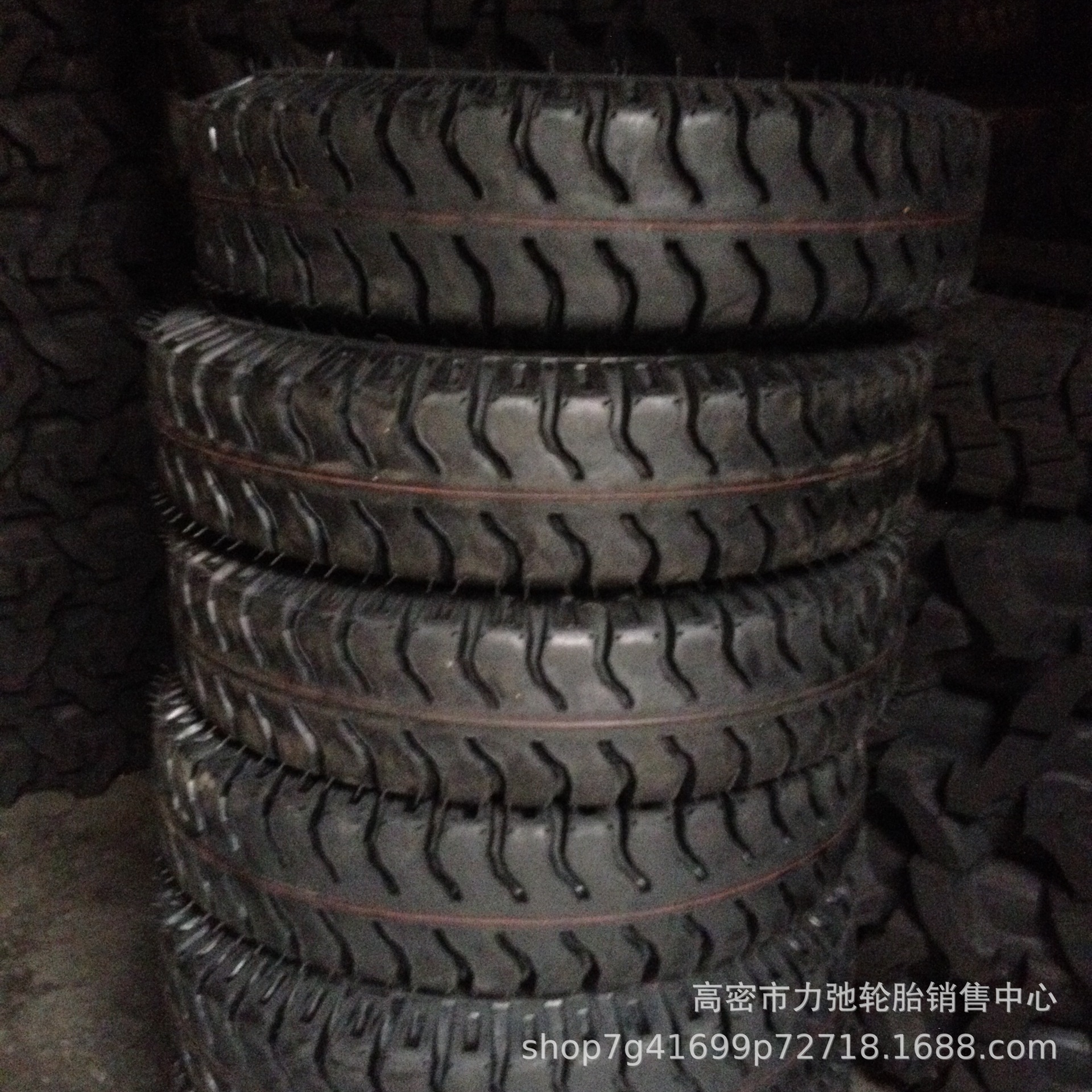 825-16货车轮胎羊角水曲花纹大载抗压厂家大量批发轻卡轮胎825-16