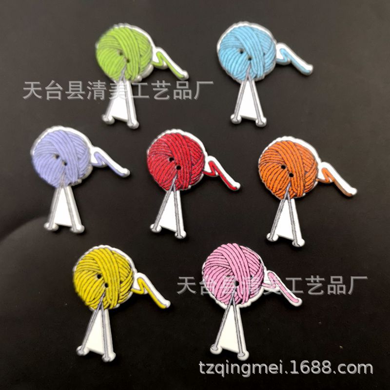 Bola de lana pintada de fondo blanco de madera de 26*28mm bola de lana pintada de bricolaje 50 botones de madera en un paquete