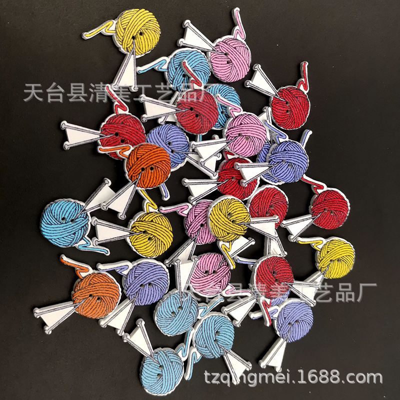 Bola de lana pintada de fondo blanco de madera de 26*28mm bola de lana pintada de bricolaje 50 botones de madera en un paquete