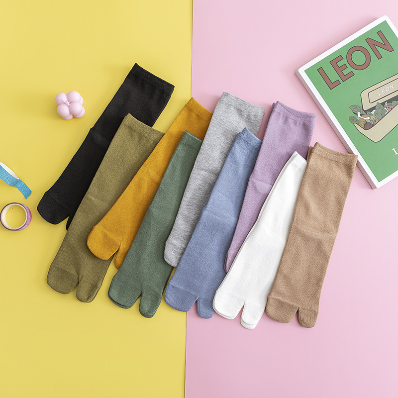Primavera y otoño de dos dedos calcetines de mitad de la pantorrilla de color sólido fino de las mujeres Calcetines planos de cerdo zapatos Calcetines de madera japoneses