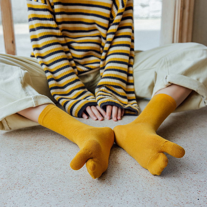 Primavera y otoño de dos dedos calcetines de mitad de la pantorrilla de color sólido fino de las mujeres Calcetines planos de cerdo zapatos Calcetines de madera japoneses