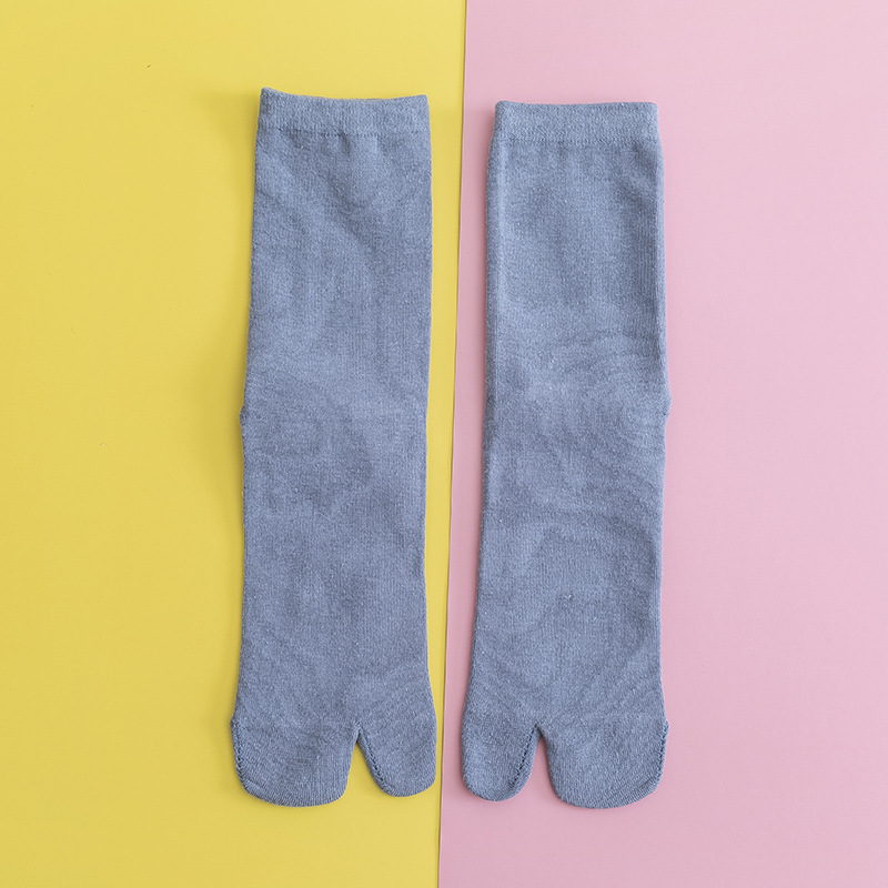 Primavera y otoño de dos dedos calcetines de mitad de la pantorrilla de color sólido fino de las mujeres Calcetines planos de cerdo zapatos Calcetines de madera japoneses