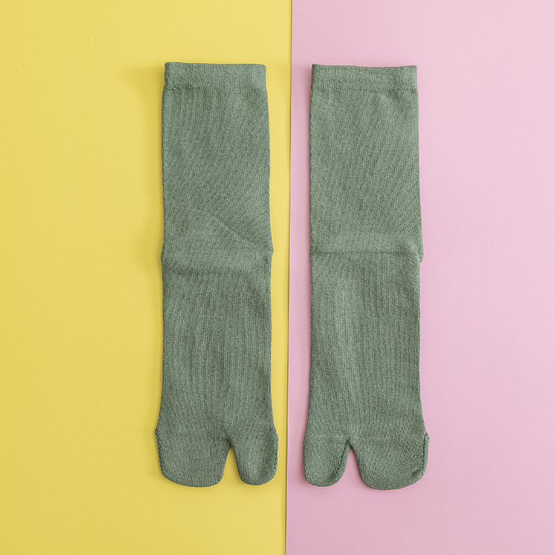 Primavera y otoño de dos dedos calcetines de mitad de la pantorrilla de color sólido fino de las mujeres Calcetines planos de cerdo zapatos Calcetines de madera japoneses