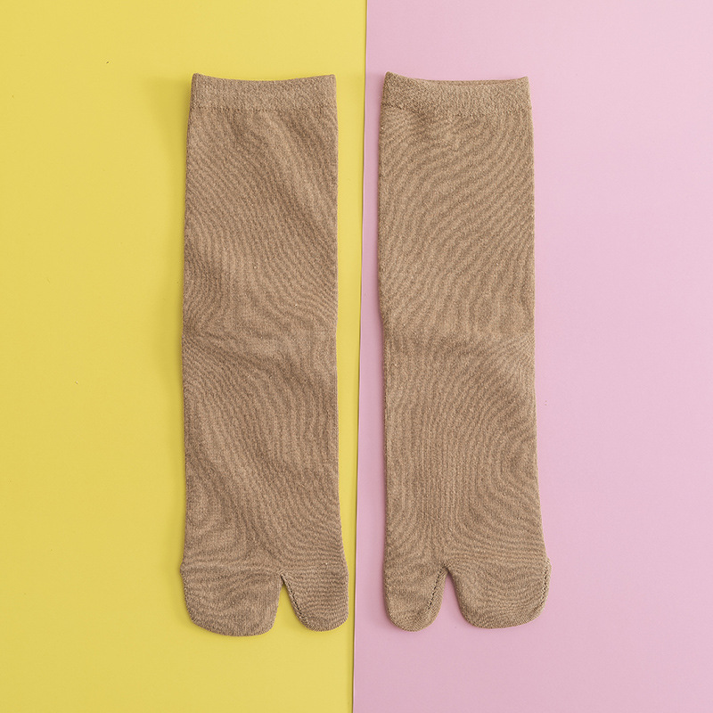 Primavera y otoño de dos dedos calcetines de mitad de la pantorrilla de color sólido fino de las mujeres Calcetines planos de cerdo zapatos Calcetines de madera japoneses