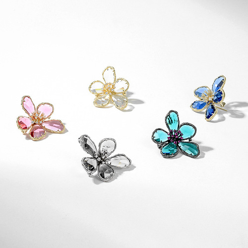Retro corsage, fashionable crystal flower brooch for women, European and American pin buckle decoration, creative and versatile temperament accessories