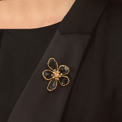 Retro corsage, fashionable crystal flower brooch for women, European and American pin buckle decoration, creative and versatile temperament accessories