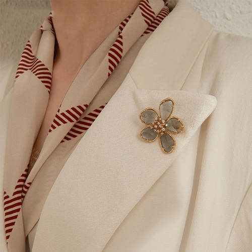 Retro corsage, fashionable crystal flower brooch for women, European and American pin buckle decoration, creative and versatile temperament accessories