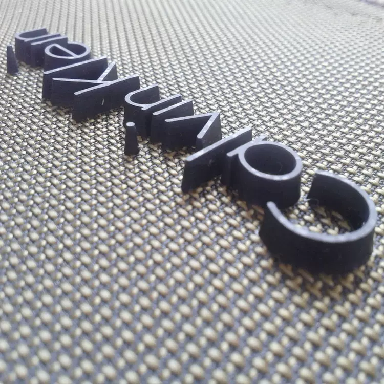 微量射出电压植软皮植印胶花商标布标LOGO皮标穿透注塑标标签