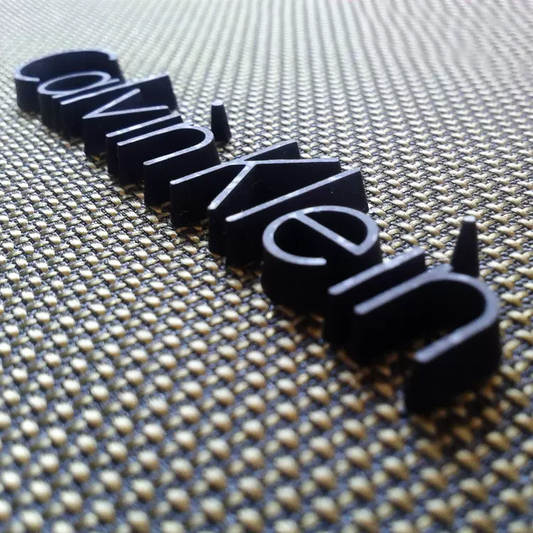 字母粒商标 在真皮料PU上面做出来的独体字母粒商标 注塑布贴商标
