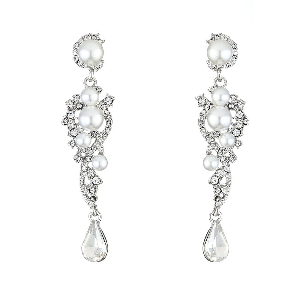 Fashionable earrings for bride from pearl