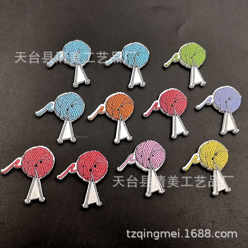 Bola de lana pintada de fondo blanco de madera de 26*28mm bola de lana pintada de bricolaje 50 botones de madera en un paquete