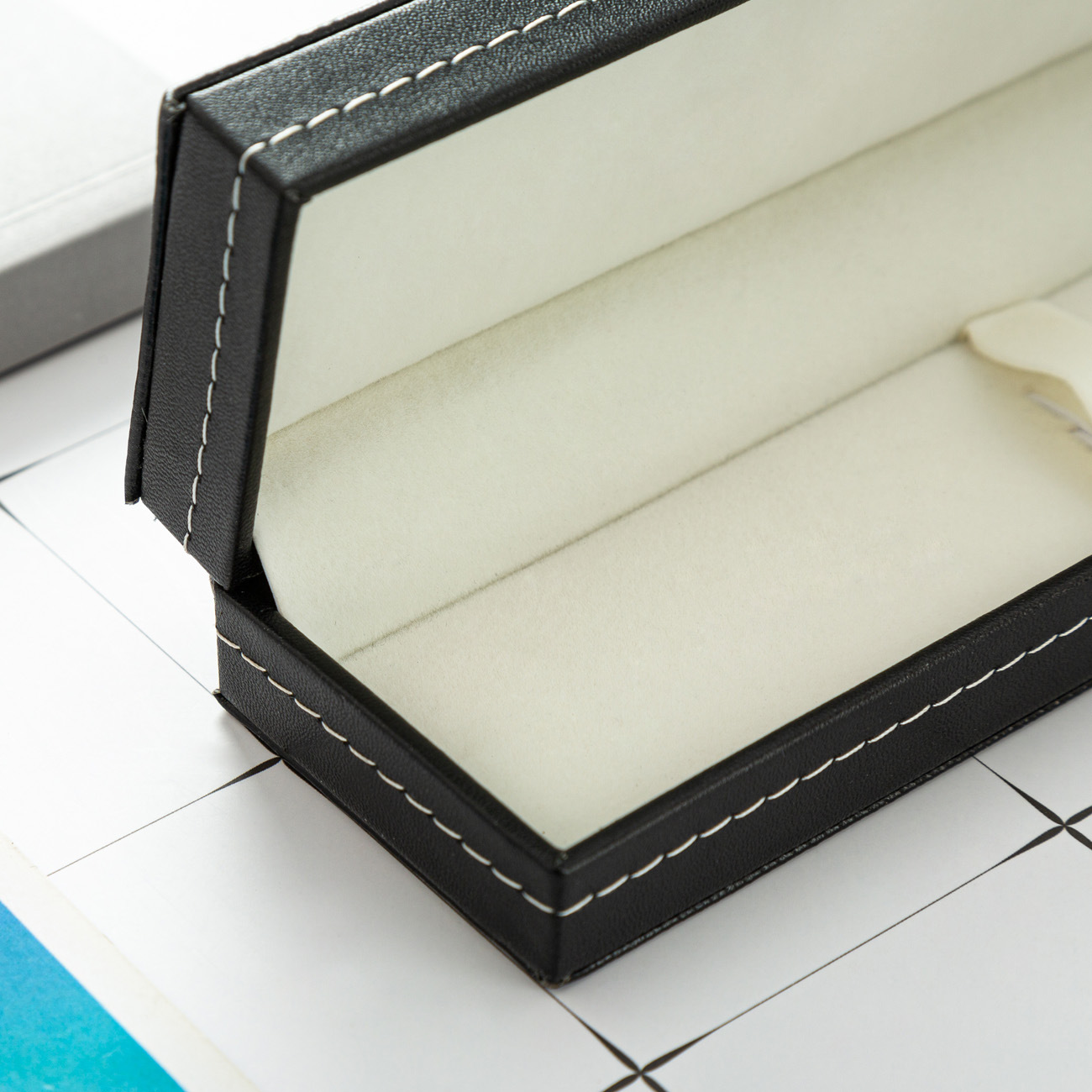 Fuente de la fábrica en stock caja de lápiz caja de embalaje de negocios de oficina caja de lápiz de regalo Flip caja de lápiz de publicidad logotipo imprimible