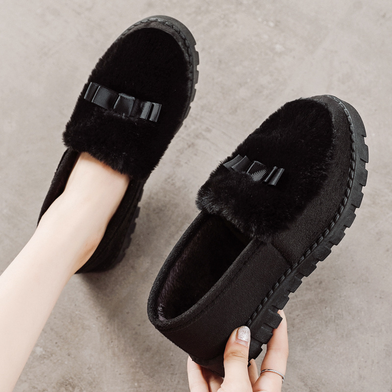 2025 otoño y invierno nuevos zapatos de beans para niñas vestidos con terciopelo grueso antideslizante de lana suave zapatos de algodón zapatos perezosos