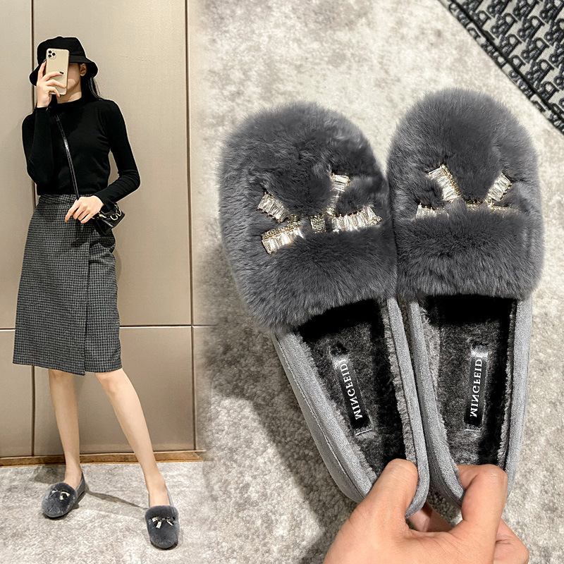 Zapatos de felpa para mujer ropa de invierno plana 2023 nuevos zapatos de guisantes con hebilla de diamantes de imitación zapatos de mujer de celebridades de Internet forrados de lana más el tamaño 41-43