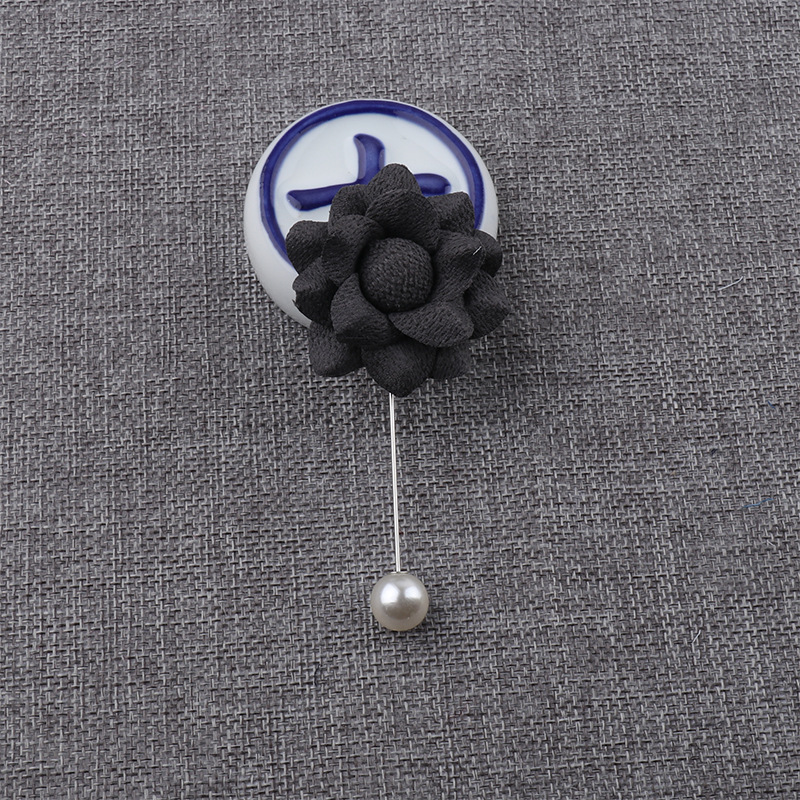 Nuova spilla di alta gamma, corsage a forma di cuore con piccoli fiori in tessuto in stile coreano, spilla con perle in stile lusso leggero, accessorio per abito da sera._voghion.com