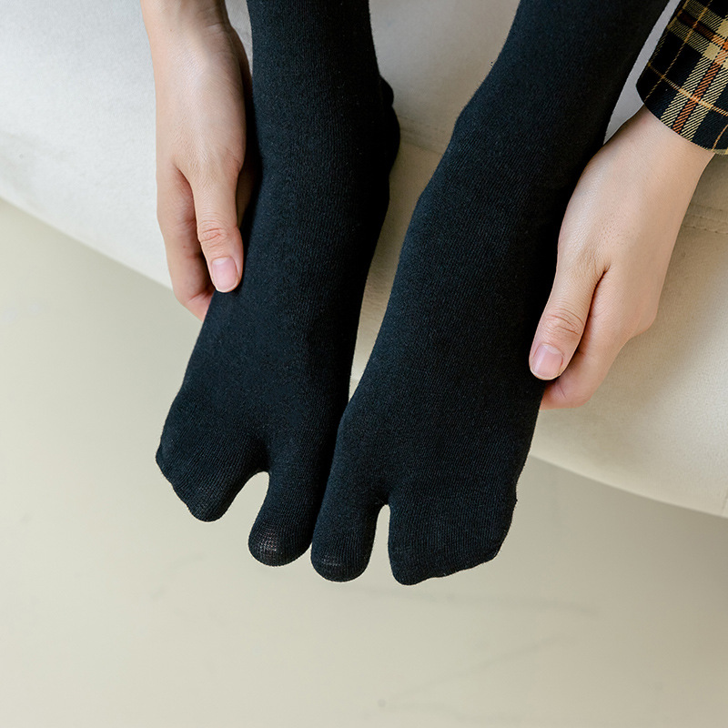 Primavera y otoño de dos dedos calcetines de mitad de la pantorrilla de color sólido fino de las mujeres Calcetines planos de cerdo zapatos Calcetines de madera japoneses