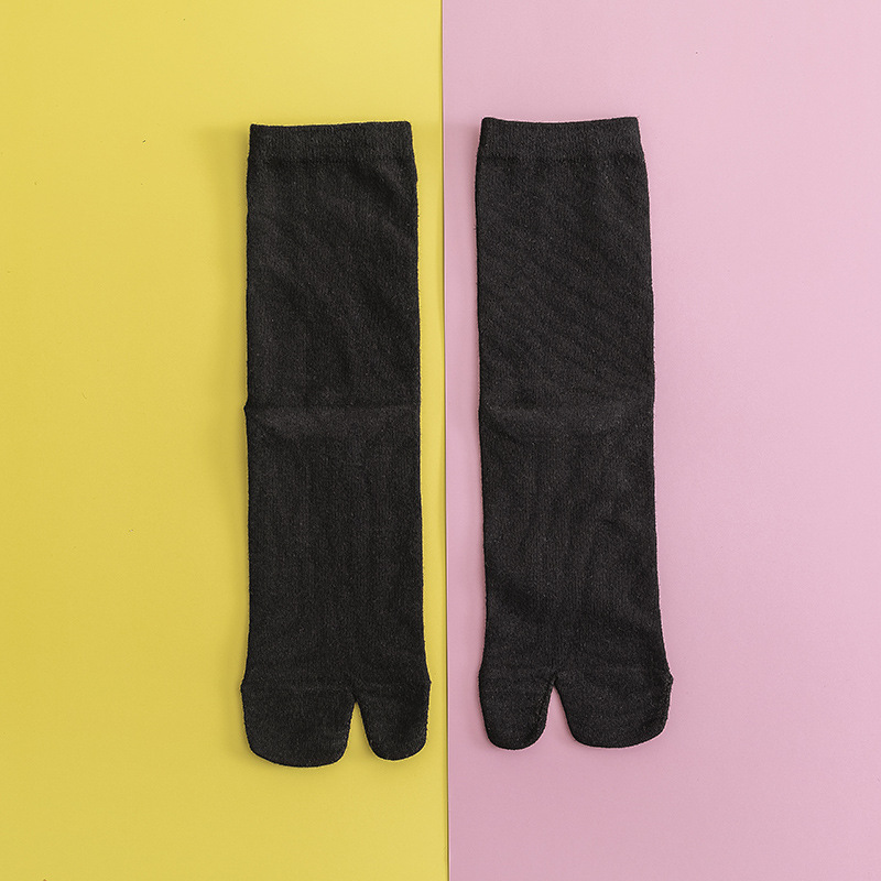 Primavera y otoño de dos dedos calcetines de mitad de la pantorrilla de color sólido fino de las mujeres Calcetines planos de cerdo zapatos Calcetines de madera japoneses