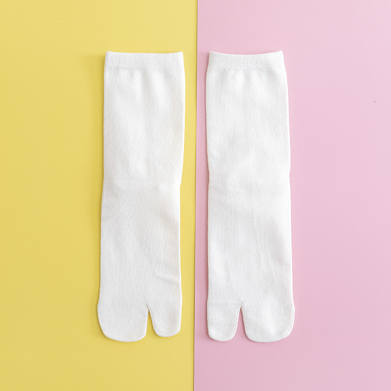 Primavera y otoño de dos dedos calcetines de mitad de la pantorrilla de color sólido fino de las mujeres Calcetines planos de cerdo zapatos Calcetines de madera japoneses