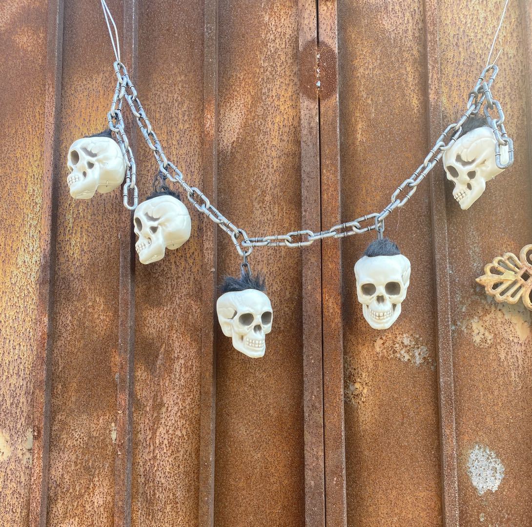 Esqueleto colgante tienda de tatuajes bar decoración de Halloween horrendo horrendo esqueleto cadena cámara secreta escape de la casa embrujada props