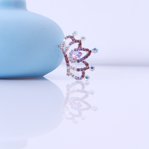 Selling small crowns, exquisite princess hair combs and hair clips at a wholesale stall, cute white crystal headpieces and dress crowns