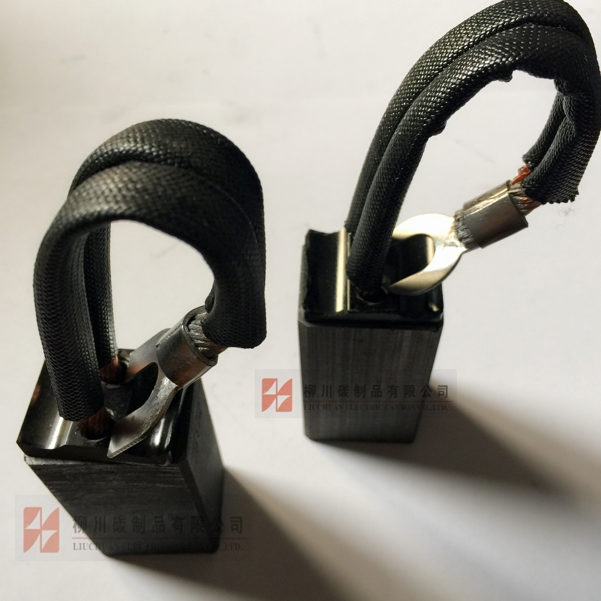 柳川碳刷 电机碳刷 电刷 D172 J201 J164 25*32*60 双槽压板 优质