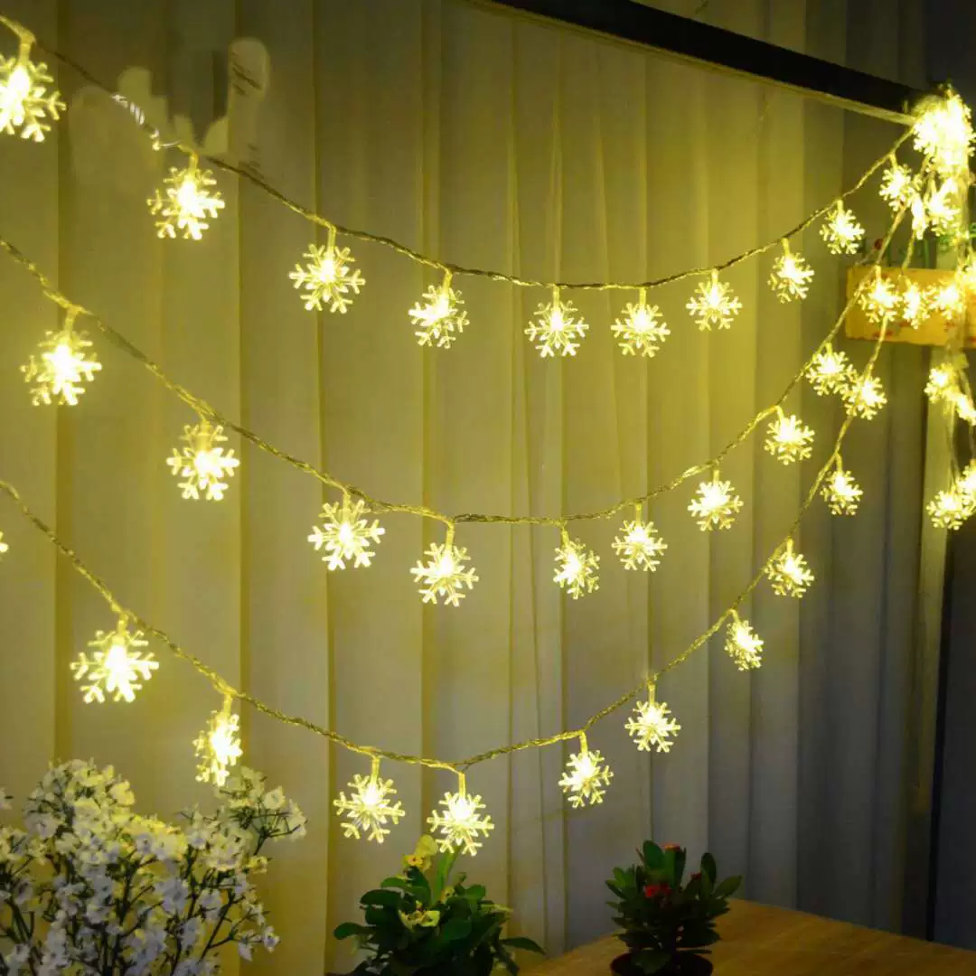 LED маленькие снежинки и маленькие цветные огни мигают и огни по всей комнате, романтическое оформление спальни, праздничное рождественское освещение
