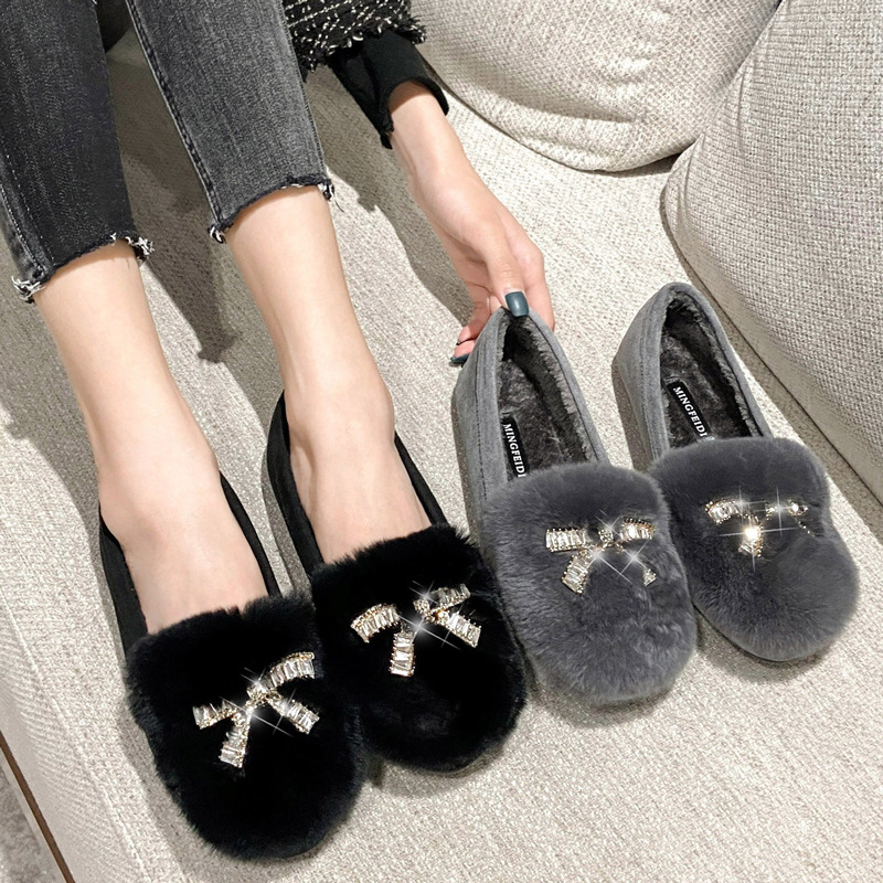 Zapatos de felpa para mujer ropa de invierno plana 2023 nuevos zapatos de guisantes con hebilla de diamantes de imitación zapatos de mujer de celebridades de Internet forrados de lana más el tamaño 41-43