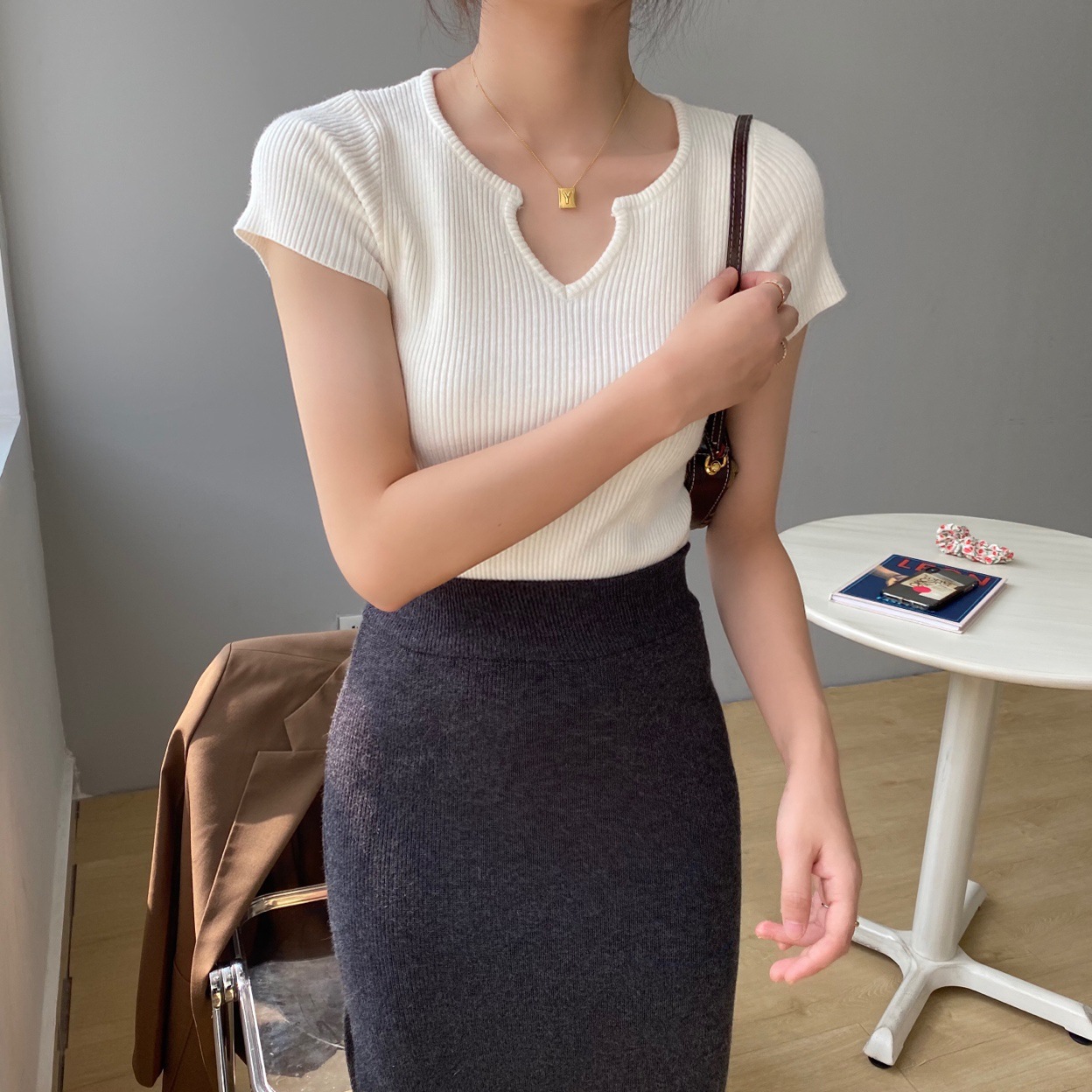 엄선된 자지 초가을 반팔 이너웨어 여성용 여름 화이트 브이넥 우아한 출근복 상의 반팔 티셔츠 B8056