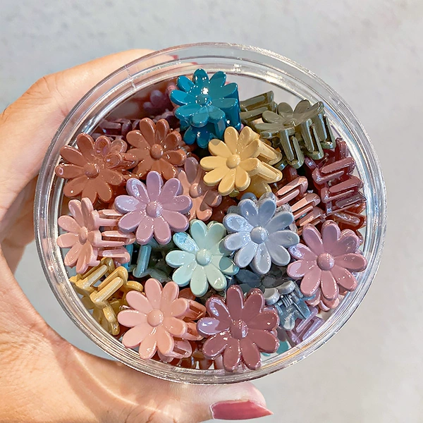 27#50 cans of small daisies