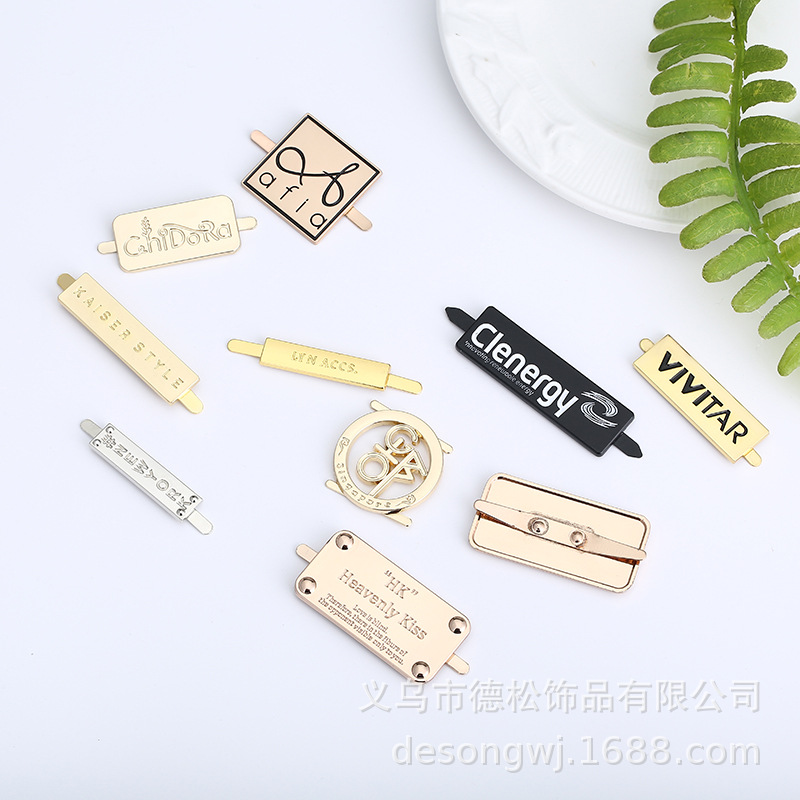 压铸电镀箱包铭牌 可定锌合金插脚鞋服帽饰凹凸logo带脚金属商标