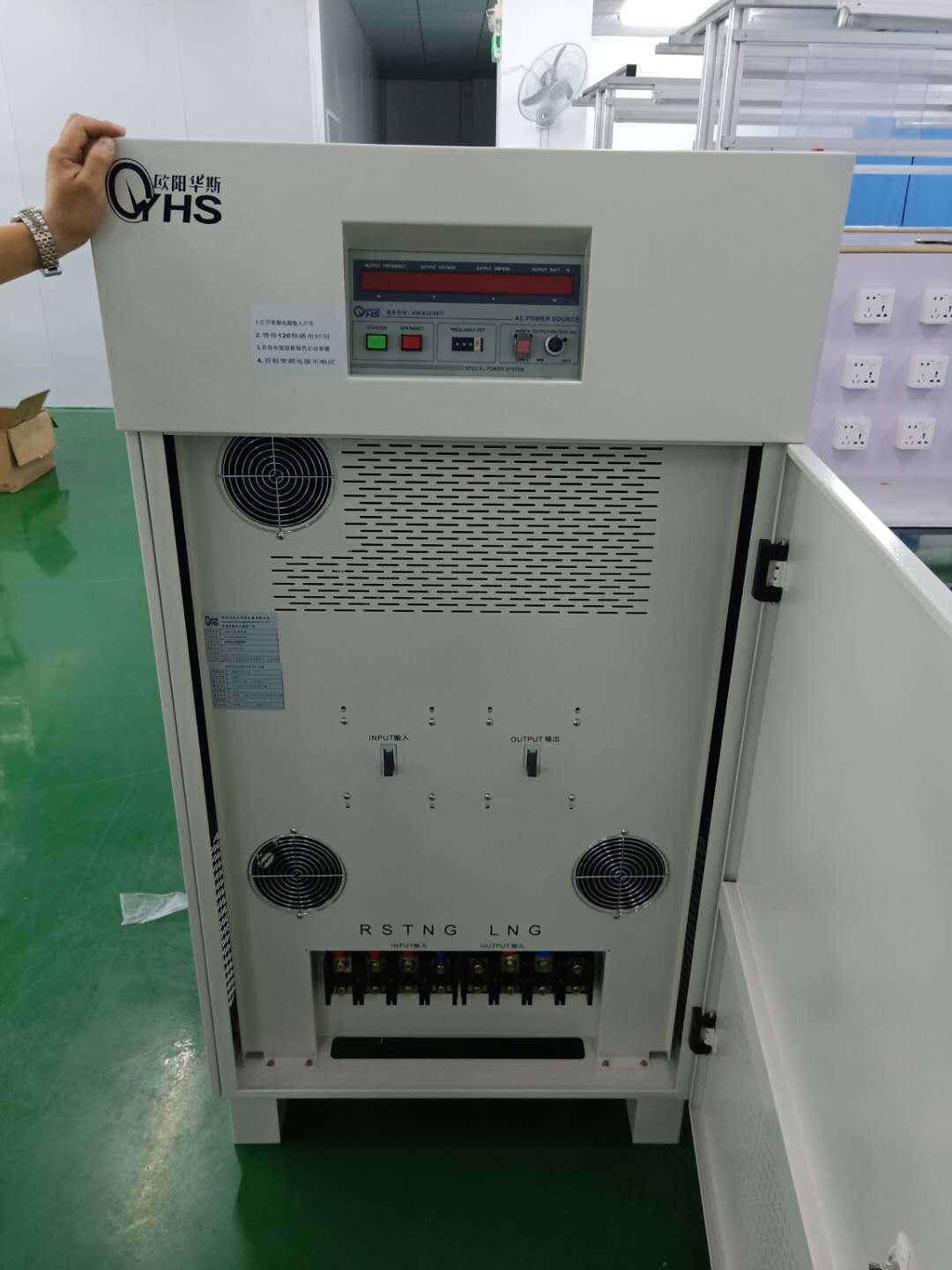 100KVA��Ƶ��Դ������ݸл�ڿͻ��ֳ������Ե紵��Ͳ