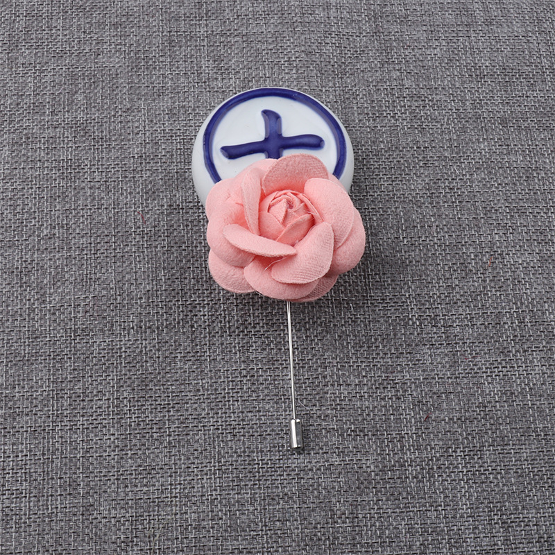 Broche camélia en satin soyeux style ethnique, idéale pour les photos de spectacles, de danses et de fêtes. Chapeau fleuri._voghion.com