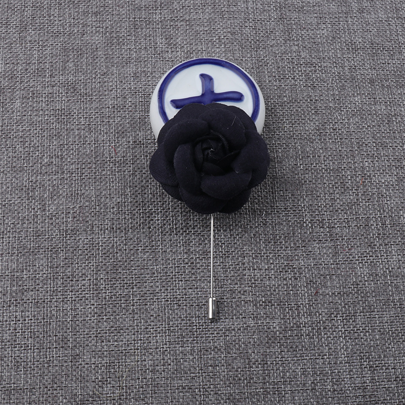 Broche camélia en satin soyeux style ethnique, idéale pour les photos de spectacles, de danses et de fêtes. Chapeau fleuri._voghion.com