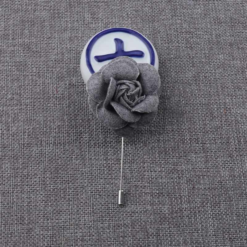 Broche camélia en satin soyeux style ethnique, idéale pour les photos de spectacles, de danses et de fêtes. Chapeau fleuri._voghion.com