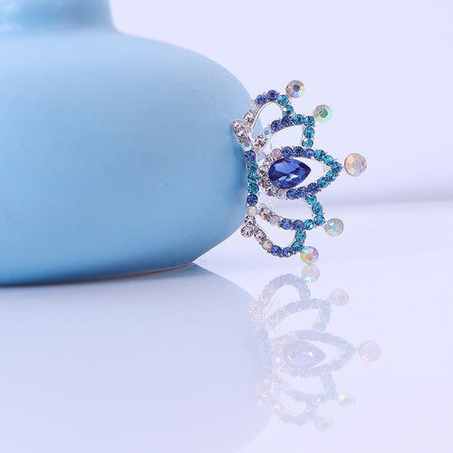 Selling small crowns, exquisite princess hair combs and hair clips at a wholesale stall, cute white crystal headpieces and dress crowns