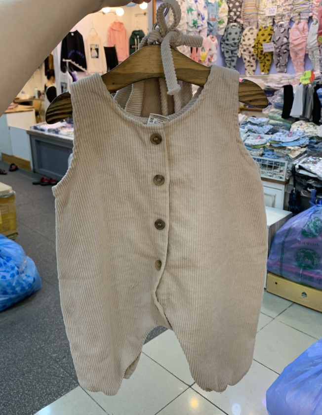 Ropa infantil de estilo coreano para bebés y niños pequeños, camiseta básica de cuello medio alto para otoño e invierno, sudadera versátil de manga larga de color liso para bebés, conjunto de otoño.