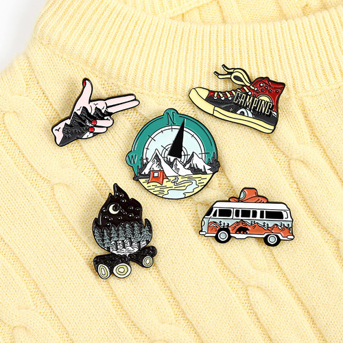 Tour bus compass brooch, hiking shoes, match pin, outdoor hiking series anti-exposure buckle wholesale