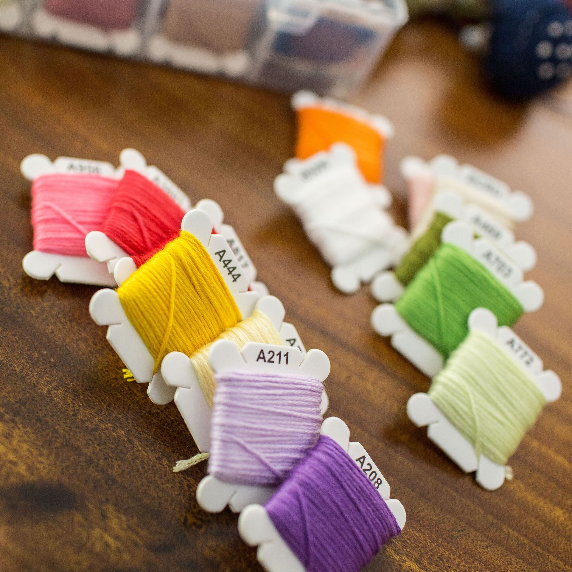 Hilo de punto de cruz 24/50/100/150/200 bordado en caja hilo 8 m/unid Venta caliente DIY hilo con accesorios