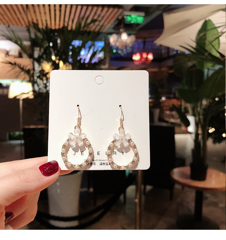 Short elegant earrings from pearl