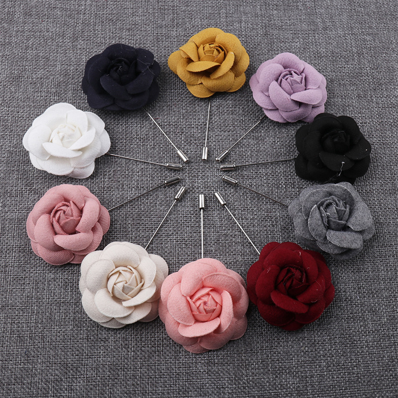 Broche camélia en satin soyeux style ethnique, idéale pour les photos de spectacles, de danses et de fêtes. Chapeau fleuri._voghion.com