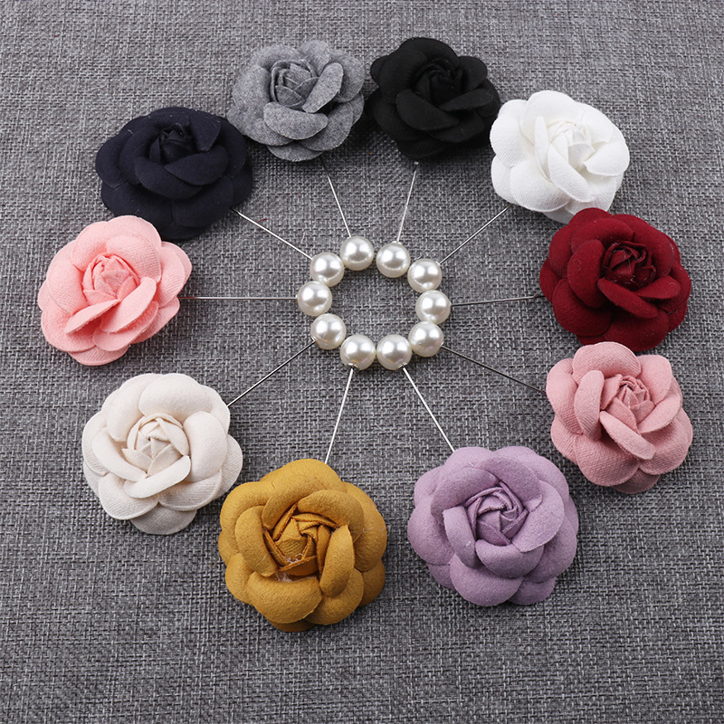 Broche camélia en satin soyeux style ethnique, idéale pour les photos de spectacles, de danses et de fêtes. Chapeau fleuri._voghion.com