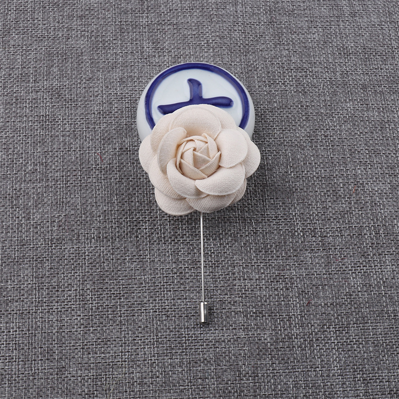Broche camélia en satin soyeux style ethnique, idéale pour les photos de spectacles, de danses et de fêtes. Chapeau fleuri._voghion.com