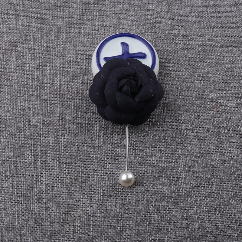 Broche camélia en satin soyeux style ethnique, idéale pour les photos de spectacles, de danses et de fêtes. Chapeau fleuri._voghion.com