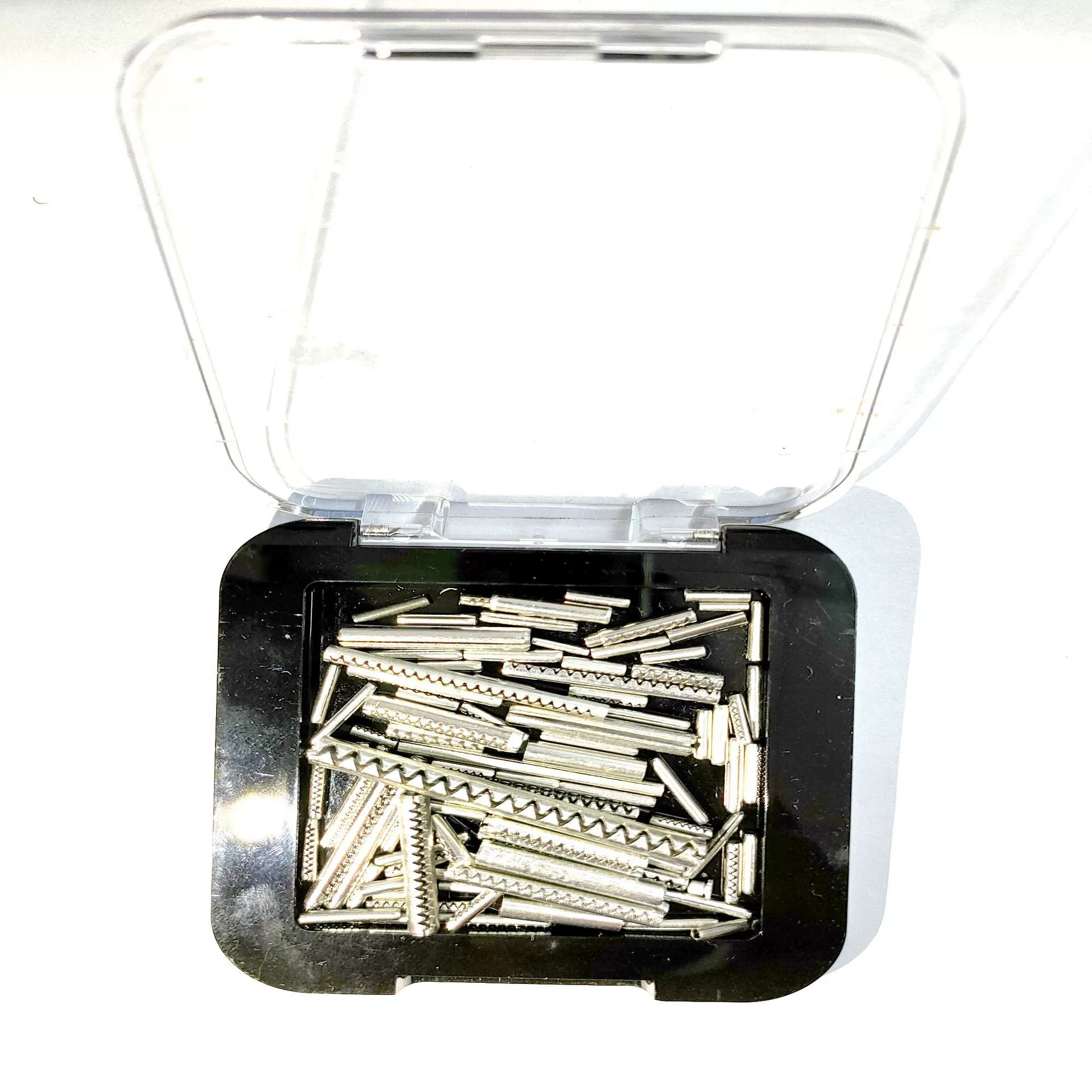 Кейс для теней-пудры с эластичным зубчатым штифтом, поворотный механизм с волнообразным замком